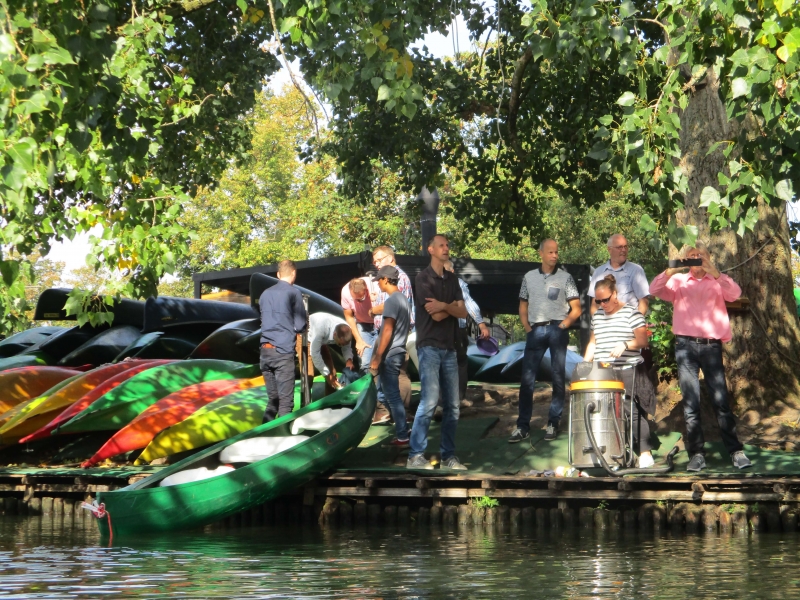 Team outing Amelisweerd canoeing